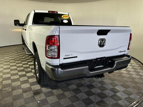 2024 RAM 3500 Big Horn Crew Cab 4x4 8' Box