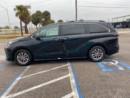 2025 Toyota Sienna XLE