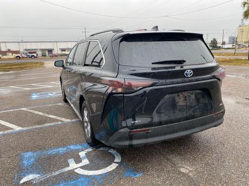 2025 Toyota Sienna XLE