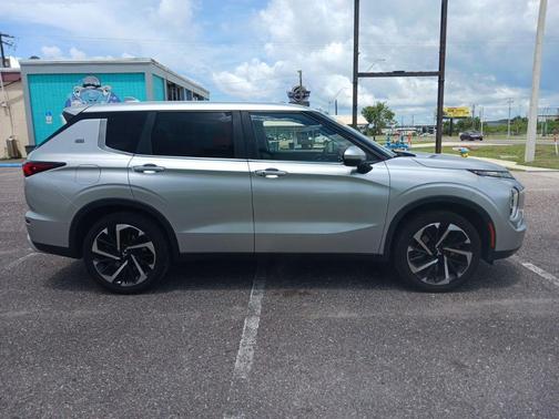 Alloy Silver Metallic 2022 Mitsubishi Outlander SE