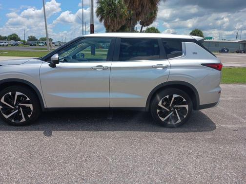 Alloy Silver Metallic 2022 Mitsubishi Outlander SE