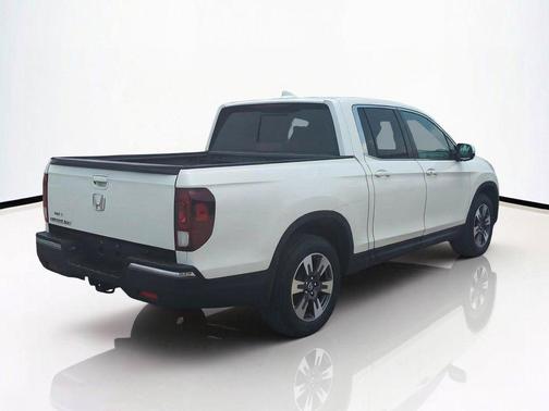 White 2019 Honda Ridgeline RTL