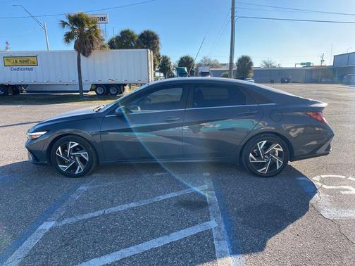 2024 Hyundai ELANTRA Limited