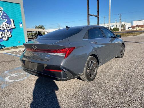 2024 Hyundai ELANTRA Limited