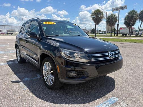 Deep Black Pearl 2014 Volkswagen Tiguan Auto SEL