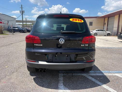 Deep Black Pearl 2014 Volkswagen Tiguan Auto SEL