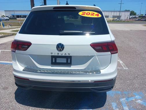 Pure White 2024 Volkswagen Tiguan 2.0T S