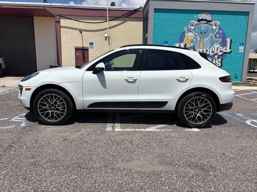 White 2018 Porsche Macan Macan