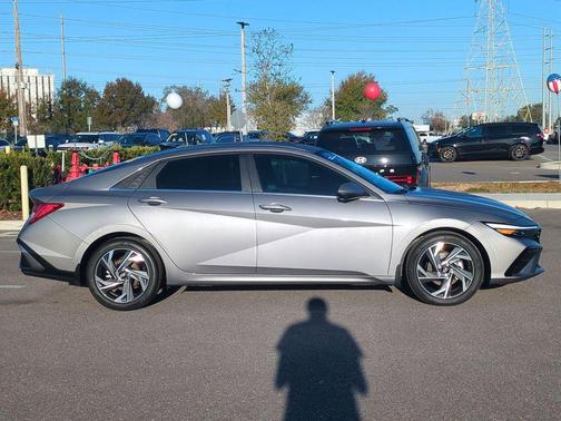 2024 Hyundai ELANTRA Limited