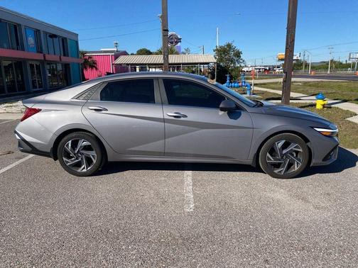 2024 Hyundai ELANTRA Limited