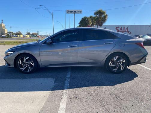 2024 Hyundai ELANTRA Limited