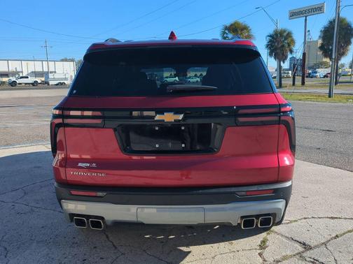 2025 Chevrolet Traverse LT