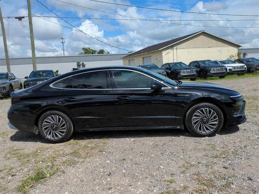 2025 Hyundai SONATA Hybrid SE