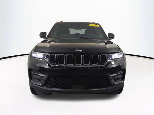 Diamond Black Crystal Pearlcoat 2025 Jeep Grand Cherokee Laredo