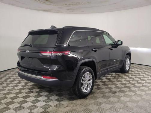Diamond Black Crystal Pearlcoat 2025 Jeep Grand Cherokee Laredo