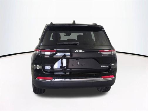 Diamond Black Crystal Pearlcoat 2025 Jeep Grand Cherokee Laredo