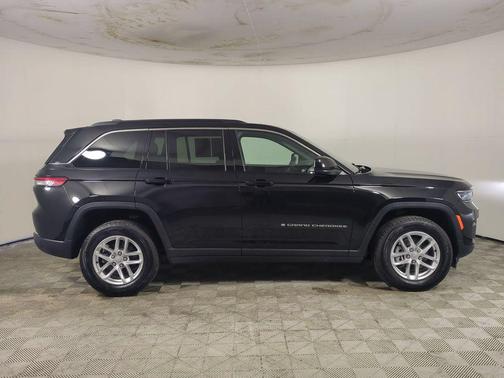 Diamond Black Crystal Pearlcoat 2025 Jeep Grand Cherokee Laredo
