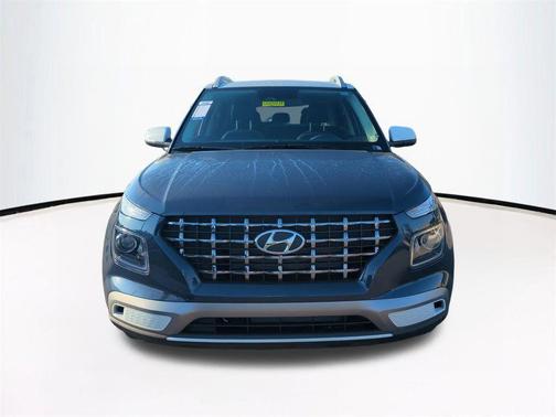 Lunar White w/Black Roof 2026 Hyundai VENUE SEL w/Two-Tone Roof