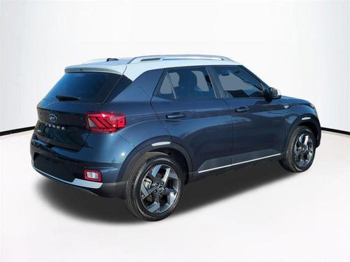Lunar White w/Black Roof 2026 Hyundai VENUE SEL w/Two-Tone Roof