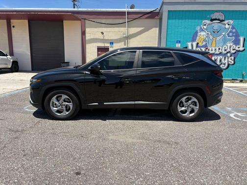 Black Pearl 2024 Hyundai TUCSON SE