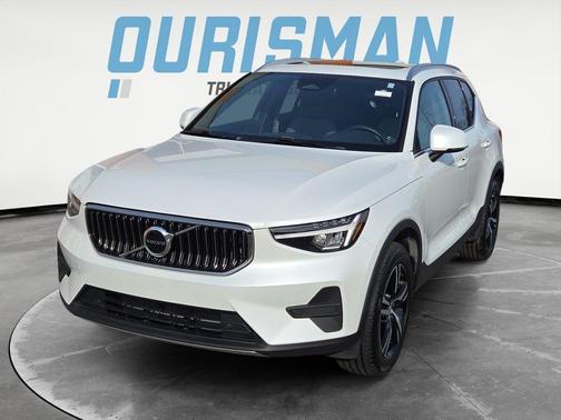 2025 Volvo XC40 B5 Core Bright Theme