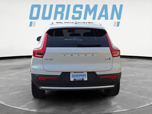 2025 Volvo XC40 B5 Core Bright Theme