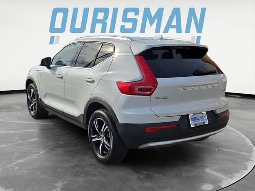 2025 Volvo XC40 B5 Core Bright Theme