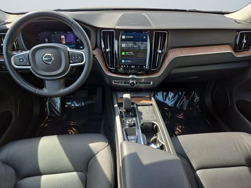 2022 Volvo XC60 B5 Momentum