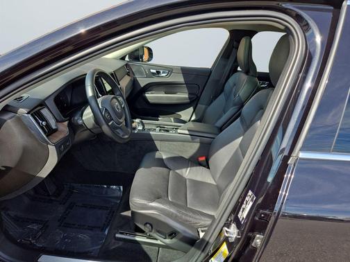 2022 Volvo XC60 B5 Momentum