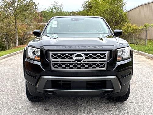 Black 2024 Nissan Frontier SV