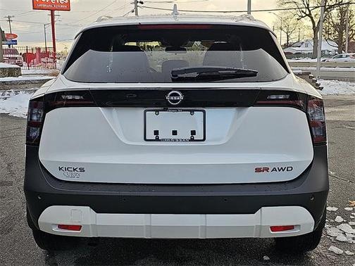 2025 Nissan Kicks SR