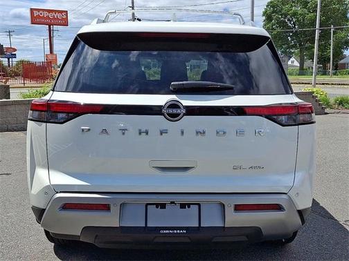 2024 Nissan Pathfinder SL