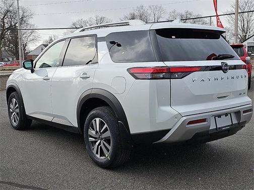 2025 Nissan Pathfinder SL