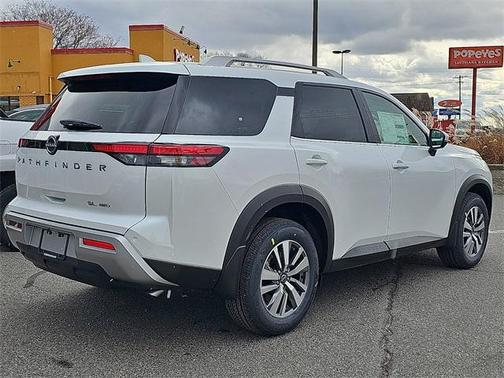 2025 Nissan Pathfinder SL