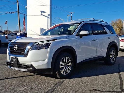 2025 Nissan Pathfinder SL