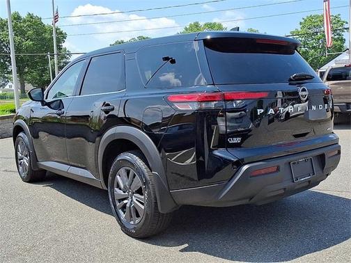 2024 Nissan Pathfinder S