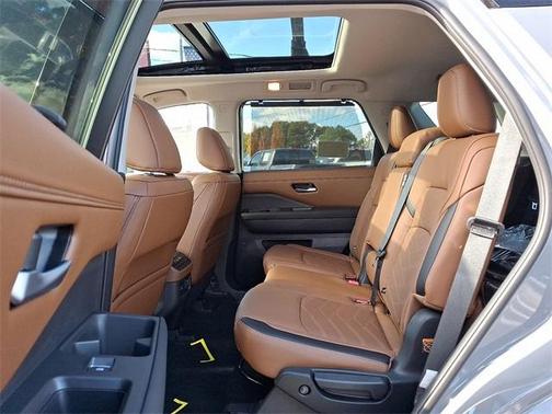 2025 Nissan Pathfinder Platinum