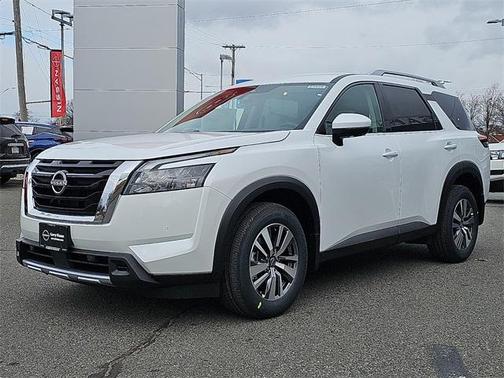 2025 Nissan Pathfinder SL