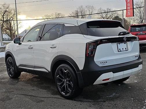 2025 Nissan Kicks SR