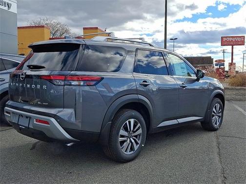 2025 Nissan Pathfinder SL