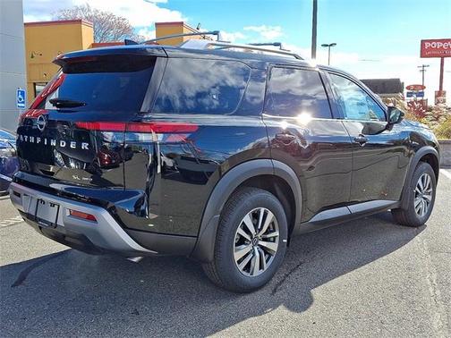 2025 Nissan Pathfinder SL