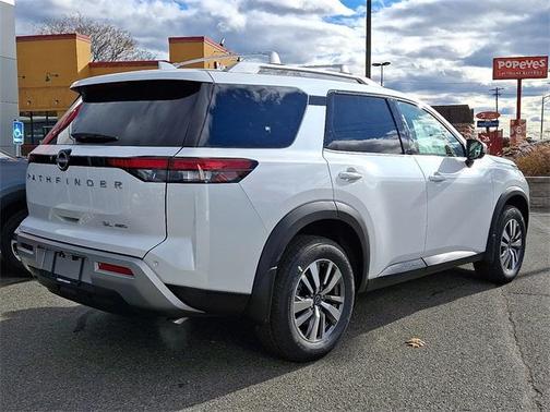 2025 Nissan Pathfinder SL