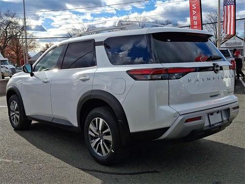 2025 Nissan Pathfinder SL