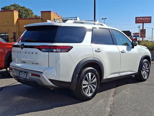2023 Nissan Pathfinder SL