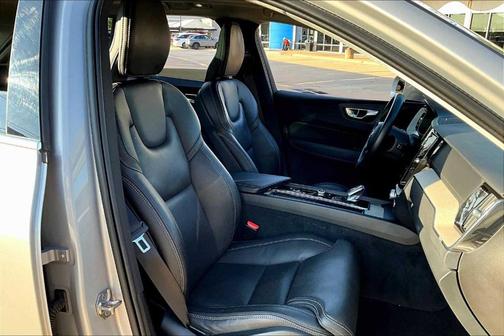 2022 Volvo XC60 B6 Inscription