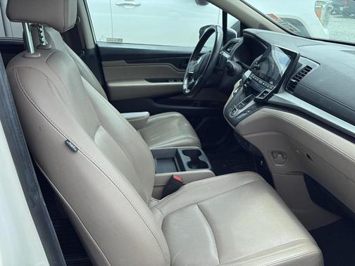 White Diamond Pearl 2019 Honda Odyssey EX-L