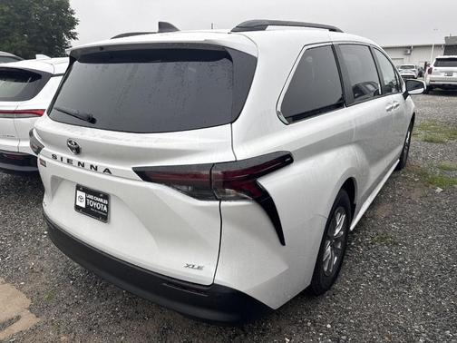 Wind Chill Pearl 2026 Toyota Sienna XLE 8 Passenger