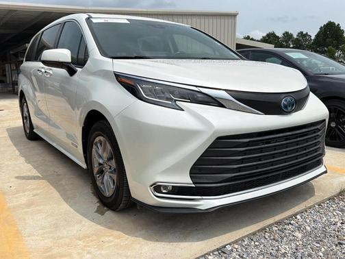 Blizzard Pearl 2021 Toyota Sienna XLE