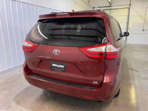 2019 Toyota Sienna LE