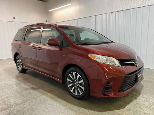 2019 Toyota Sienna LE